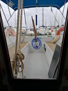 um barco com uma doca com cordas em Cozy sailboat - a good experience for everyone!!!! em Barcelona