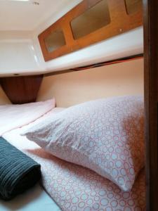 Uma cama ou camas num quarto em Cozy sailboat - a good experience for everyone!!!!