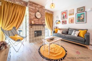 uma sala de estar com um sofá e uma lareira em 7 Styles Apartments by Raspberry Cascade em Faro