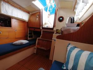 uma vista para a cabina de um barco em Cozy sailboat - a good experience for everyone!!!! em Barcelona