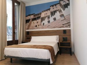 um quarto com uma cama e um mural de parede em Encanto Tarazona em Tarazona de Aragón