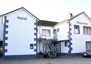 una casa con un letrero de hotel en el costado. en Hotel Schuurman, en Emlichheim