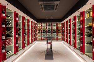a wine tasting room with a glass table in the middle at Rivage Hôtel & Spa Annecy in Annecy