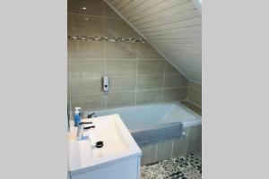 a bathroom with a sink and a bath tub at Le Cosy bohème Abbeville baie de Somme in Abbeville +19 photos