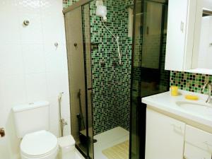 a bathroom with a shower with a toilet and a sink at Apartamento na Praia de Ponta Verde a 300mt da praia in Maceió