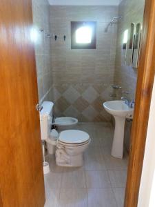 a bathroom with a toilet and a sink at Cabaña Casablanca in La Granja
