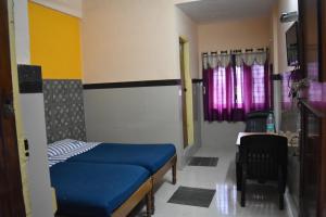 Säng eller sängar i ett rum på Hotel Abhiruchi Lodging