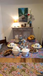 une table avec des assiettes de nourriture sur une table dans l'établissement Sûn Chambres d'hôtes, à Rabastens