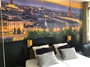 A bed or beds in a room at Boutique Hotel de Valk