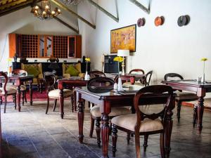 een eetkamer met houten tafels en stoelen bij Melted Butter Lodge in Bayswater