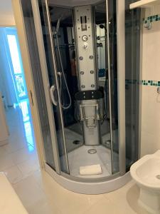 een douchecabine in een badkamer met een toilet bij "White Mermaid" - SORRENTO DOWNTOWN SEA VIEW APARTMENT in Sorrento