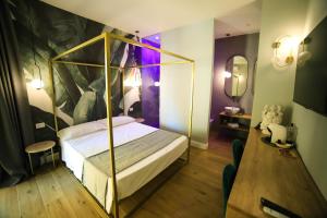Schlafzimmer mit einem Bett mit Metallrahmen in der Unterkunft Krysos Luxury Rooms in Agrigento