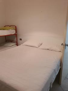里米尼的住宿－Appartamento Viserba，卧室配有白色的床和两张双层床。