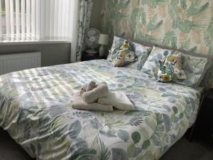 Una cama con animales de peluche encima. en Sandyhill Guest House, en Pembrokeshire