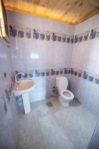 Koupelna v ubytování Rayan's Beach Camp