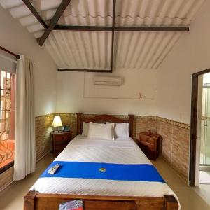 sypialnia z dużym łóżkiem w pokoju w obiekcie Hotel Boutique Villas de San Sebastián w mieście Villavicencio