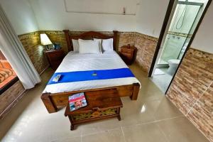 a bedroom with a large bed and a bathroom at Hotel Boutique Villas de San Sebastián in Villavicencio