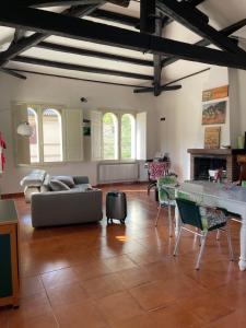 ein Wohnzimmer mit einem Sofa und Stühlen in der Unterkunft Il Ritrovo de La Pre in Predappio