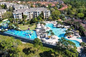 uma vista aérea de uma piscina num resort em Magic Holiday House em Orlando