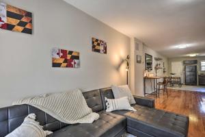 uma sala de estar com um sofá de couro castanho em Midtown Baltimore Hub Half Mi to Penn Station em Baltimore