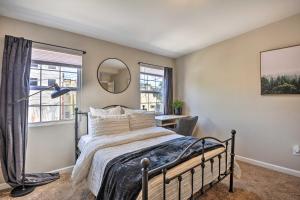 Ένα ή περισσότερα κρεβάτια σε δωμάτιο στο Midtown Baltimore Hub Half Mi to Penn Station