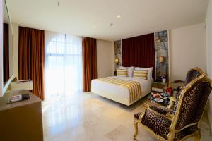 A bed or beds in a room at Icon Hotel Taksim