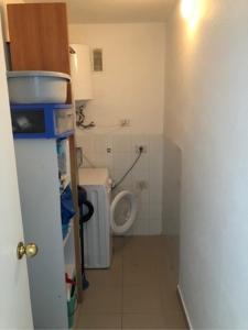 ein Bad mit einem Urinal und einem WC in einem Zimmer in der Unterkunft Calle del Sol Bajamar Apartment in La Laguna