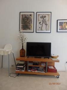 uma TV sobre uma mesa em uma sala de estar em Casa do Algarve em Albufeira