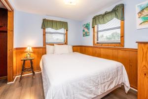 A bed or beds in a room at Camp Mack, A Guy Harvey Lodge