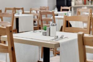 Reštaurácia alebo iné gastronomické zariadenie v ubytovaní Royal Court Hotel