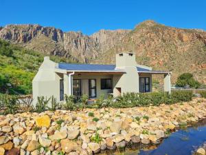 a house with a mountain in the background at Roodekloof in Montagu