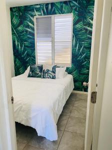 מיטה או מיטות בחדר ב-Tropical Getaway