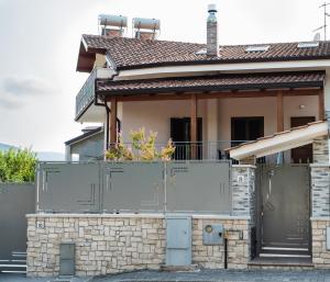 una casa con una puerta y una valla en DADA, en Giffoni Valle Piana