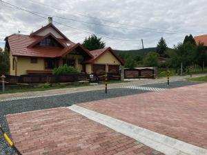 uma estrada de tijolos em frente a uma casa em Velemi Vendégház em Velem