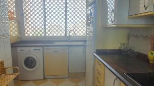 Kuchnia lub aneks kuchenny w obiekcie Apartamento en primera linea en la Playa de San Juan