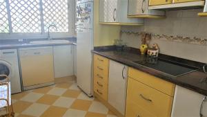 Kuchnia lub aneks kuchenny w obiekcie Apartamento en primera linea en la Playa de San Juan