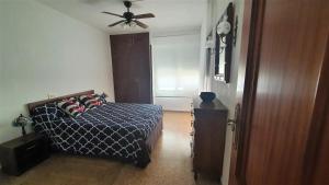 Łóżko lub łóżka w pokoju w obiekcie Apartamento en primera linea en la Playa de San Juan