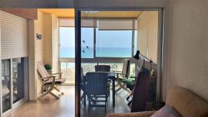 Telewizja i/lub zestaw kina domowego w obiekcie Apartamento en primera linea en la Playa de San Juan