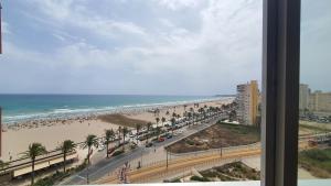 widok na plażę i ocean z budynku w obiekcie Apartamento en primera linea en la Playa de San Juan w mieście Benimagrell
