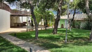 Ogród w obiekcie Apartamento en primera linea en la Playa de San Juan