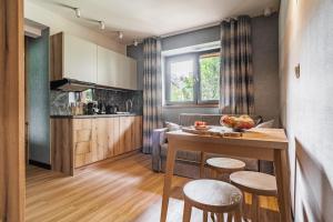 Kuchyňa alebo kuchynka v ubytovaní Apartamenty Jedlina