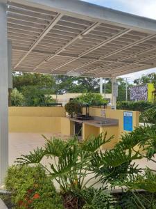 a patio with awning over a building with plants at Excelente Apartamento Ricaurte, Puerto Azul Torre 10 Apto 208 in Ricaurte
