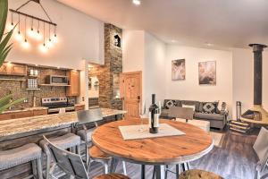 kuchnia i salon z drewnianym stołem w obiekcie Estes Park Condo about 1 Mi to RMNP! w mieście Estes Park +19 zdjęć