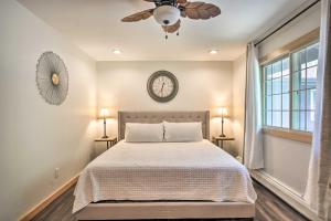 sypialnia z łóżkiem i zegarem na ścianie w obiekcie Estes Park Condo about 1 Mi to RMNP! w mieście Estes Park