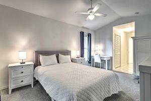 Ένα ή περισσότερα κρεβάτια σε δωμάτιο στο Sebastian Home with Lanai and BBQ about 7 Mi to Beach +16 φωτογραφίες