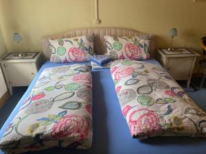 a bedroom with a bed with two nightstands and two lamps at Ferienhaus an der Fichtelbergbahn in Cranzahl