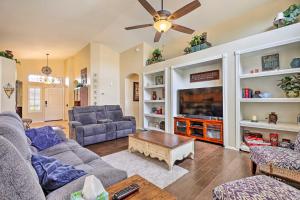 ein Wohnzimmer mit Couch und Fernseher in der Unterkunft 5 Mi to Golf Courses BBQ-Ready Surprise Home in Surprise