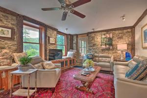 Χώρος καθιστικού στο Lakefront Poconos Retreat with Hot Tub, Near Hiking!