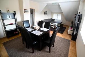 Apartman EMA في فيليكا غوريكا: غرفة معيشة مع طاولة وكراسي وأريكة