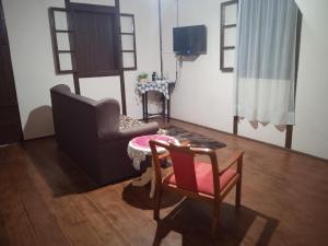 a living room with a couch and a chair at Casa Refúgio e Aconchego in Igrejinha